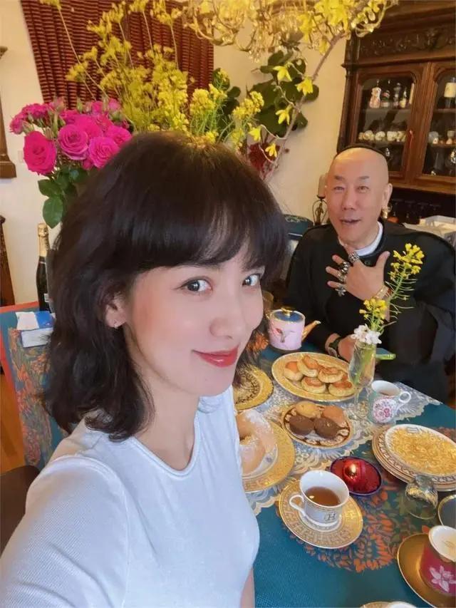 42岁李晓峰晒近照,被问和刘凯威分手了吗?新发型显老,像赵雅芝