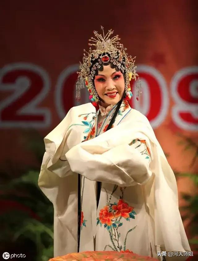 德艺双馨，雍容典雅的虎美玲…