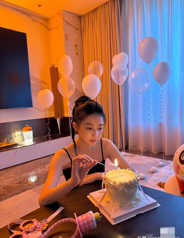 潘玮柏老婆宣云迎来31岁生日,穿黑色吊带扎丸子头庆生少女感满满