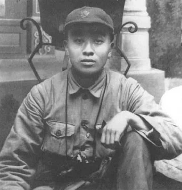 谭政发现刘亚楼的名字在自己前面,沉思过后说:以后别写我名字了