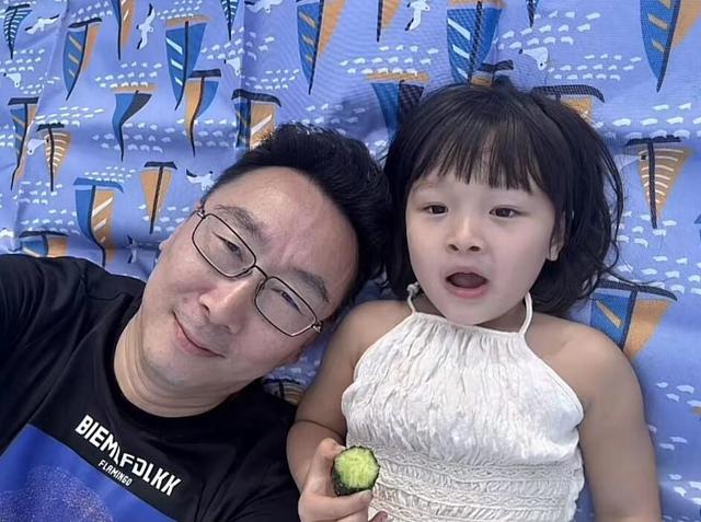 53岁陆川晒儿女正脸照，9岁儿子与3岁女儿酷似妈妈胡蝶，像龙凤胎
