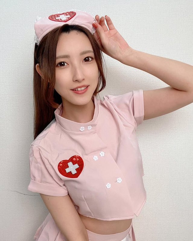 听说是日本唐嫣，这女秘书气质太顶了