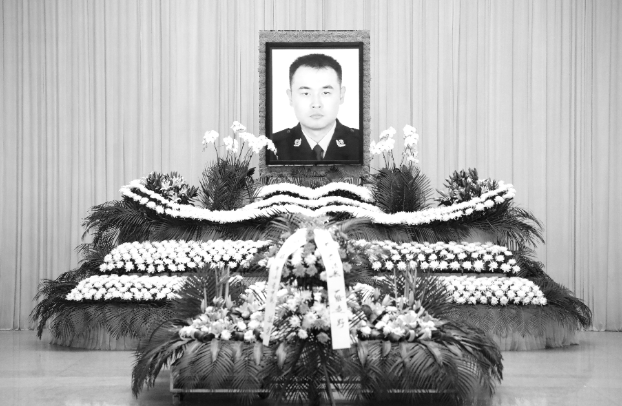 南京交警范清然因公殉职,妻子强忍眼泪亲吻其面颊:怕他心疼我哭