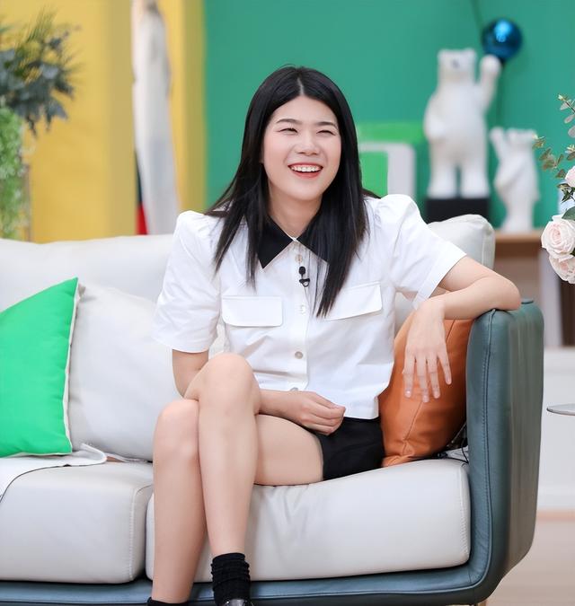 9位被称“老烟鬼”的女明星，周迅烟不离手，刘亦菲14岁就抽烟了