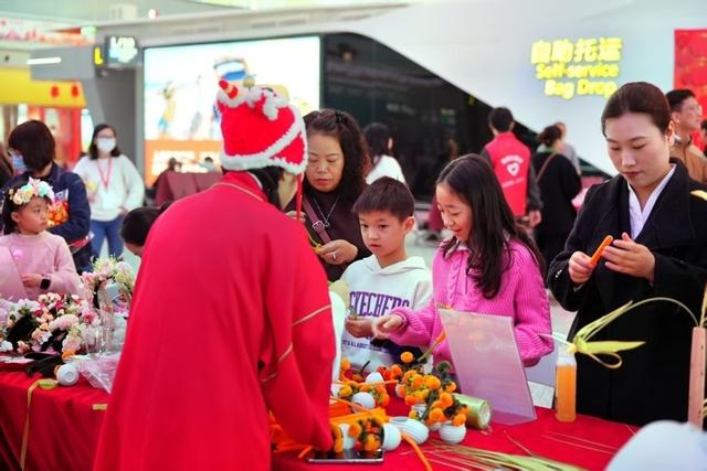旅途间隙品读广州!“这里是广州”小林漫画展在白云国际机场正式揭幕