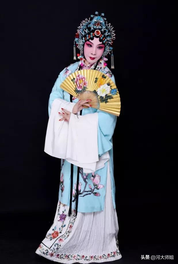 德艺双馨，雍容典雅的虎美玲…