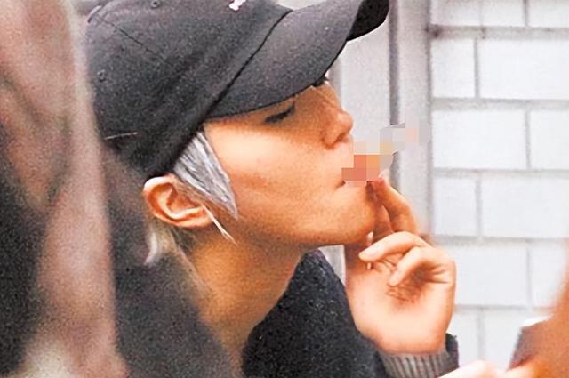 9位被称“老烟鬼”的女明星，周迅烟不离手，刘亦菲14岁就抽烟了