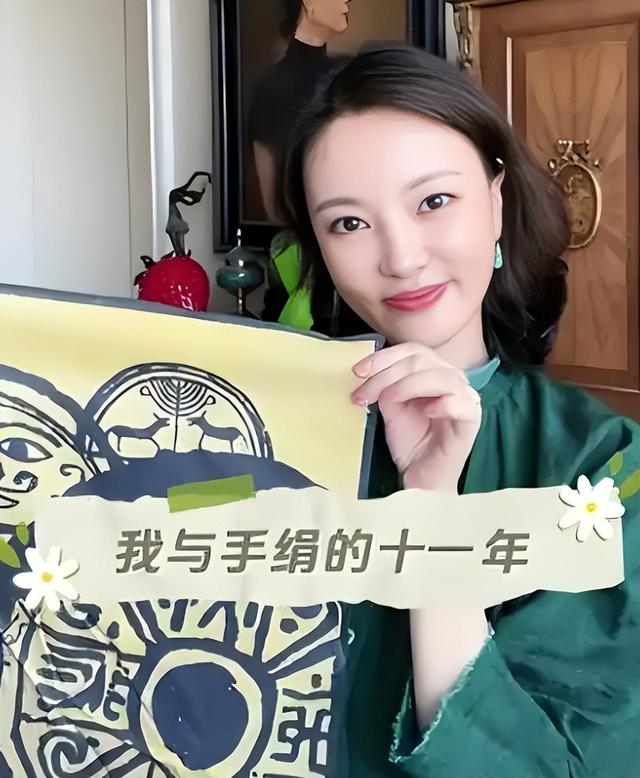 刘芳菲:经历两段感情后自己离开央视,如今47岁和陈宝国同游云冈