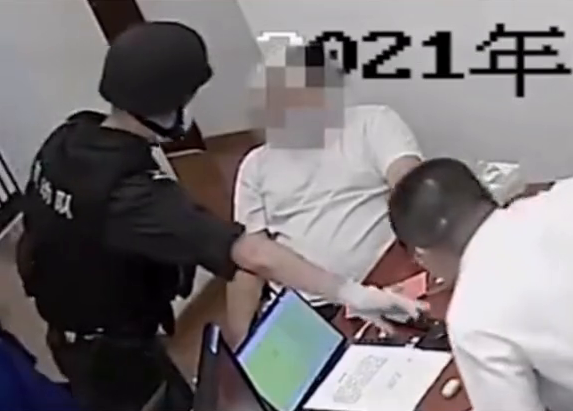 男子持刀抢银行,银行经理不信,边玩手机边聊天“你抢吧,我先忙!”