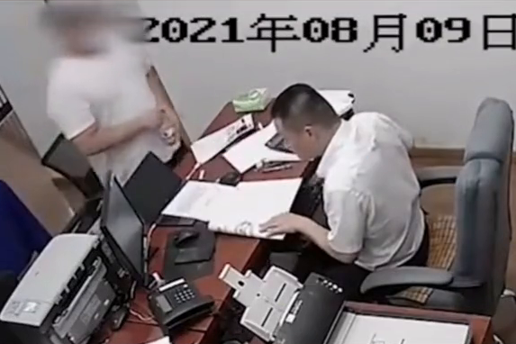 男子持刀抢银行,银行经理不信,边玩手机边聊天“你抢吧,我先忙!”