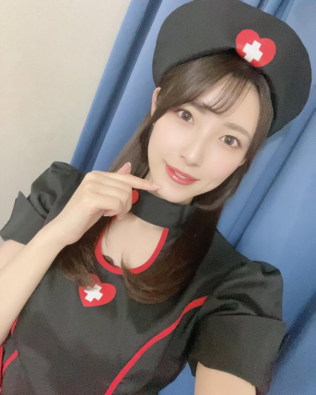 听说是日本唐嫣，这女秘书气质太顶了