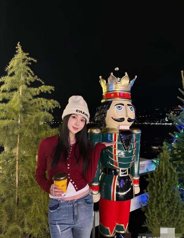 潘玮柏老婆宣云迎来31岁生日,穿黑色吊带扎丸子头庆生少女感满满