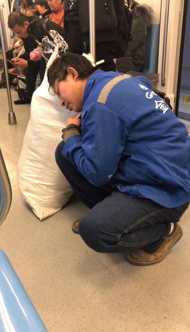 地铁上年轻妈妈暖爆朋友圈：你有教养的样子，真美！