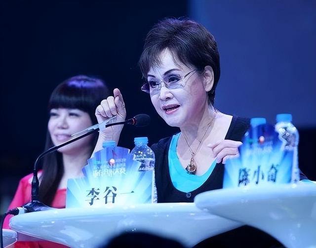78岁李谷一,曾罕见晒与老公合照,两人相伴36年,女儿端庄漂亮