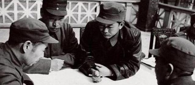 谭政发现刘亚楼的名字在自己前面,沉思过后说:以后别写我名字了
