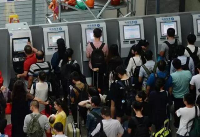 地铁上年轻妈妈暖爆朋友圈：你有教养的样子，真美！