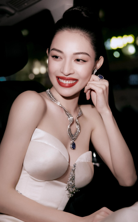 9位被称“老烟鬼”的女明星，周迅烟不离手，刘亦菲14岁就抽烟了