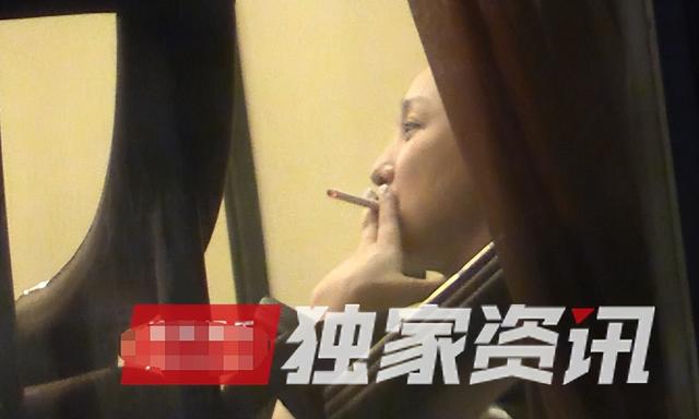9位被称“老烟鬼”的女明星，周迅烟不离手，刘亦菲14岁就抽烟了