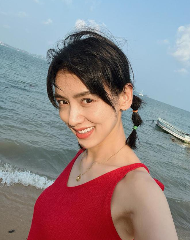 42岁李晓峰晒近照,被问和刘凯威分手了吗?新发型显老,像赵雅芝