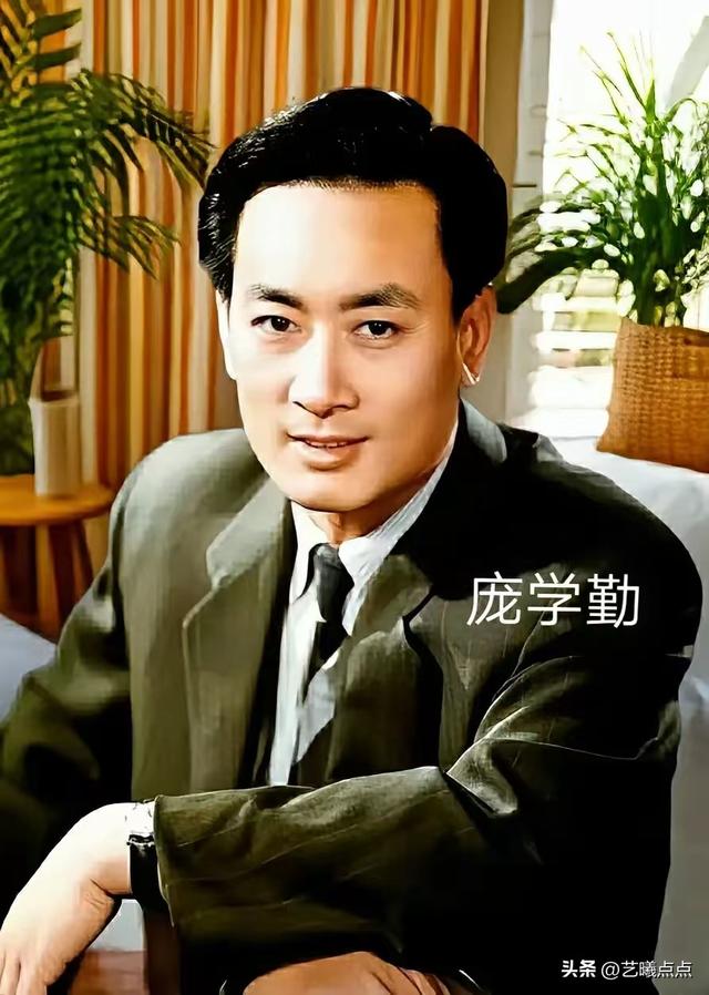 1957年,一部反特故事影片《边寨烽火》,诞生两位充满阳刚之气男星