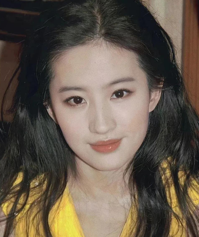 9位被称“老烟鬼”的女明星，周迅烟不离手，刘亦菲14岁就抽烟了