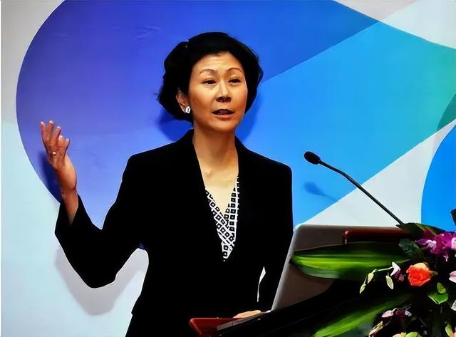 李嘉诚身旁的女人:被首富“独宠”30年,身家百亿,是个狠角色!