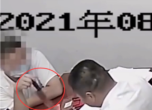 男子持刀抢银行,银行经理不信,边玩手机边聊天“你抢吧,我先忙!”