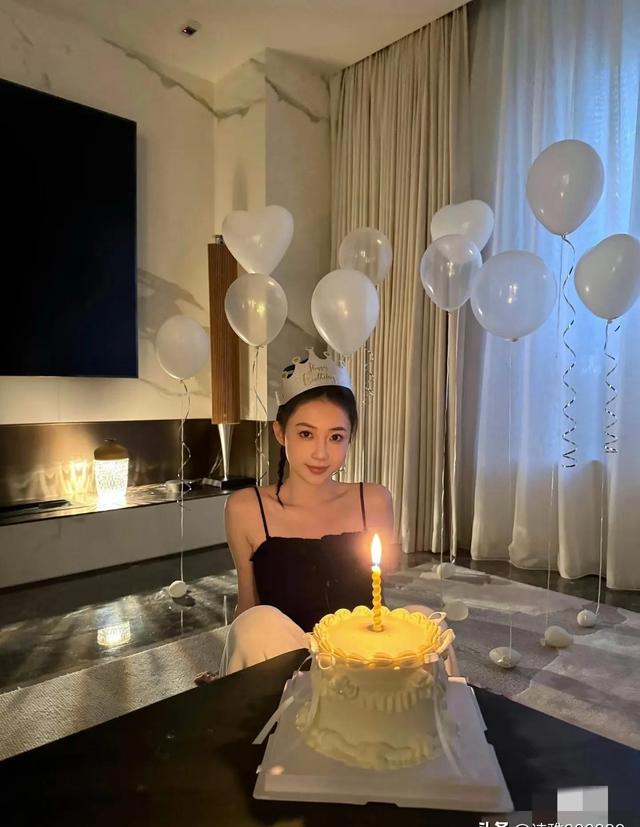 潘玮柏老婆宣云迎来31岁生日,穿黑色吊带扎丸子头庆生少女感满满