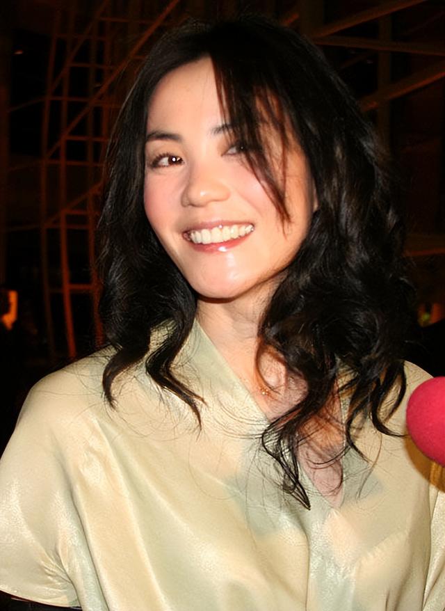 9位被称“老烟鬼”的女明星，周迅烟不离手，刘亦菲14岁就抽烟了