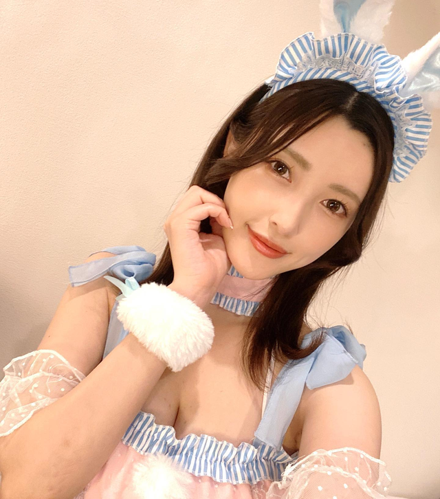 听说是日本唐嫣，这女秘书气质太顶了