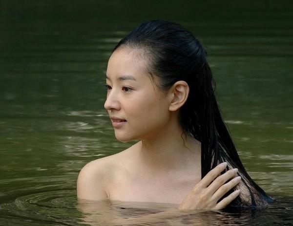 影视剧中最经典的10个美人出浴镜头，谁才是你心中的出水芙蓉？