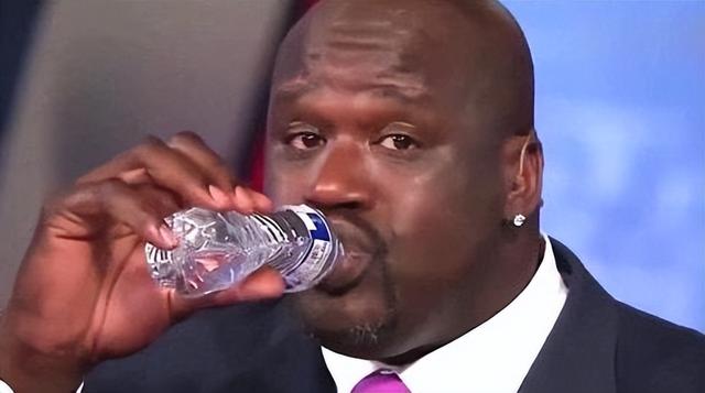 这不是P图 NBA球星的手就有这么夸张！奥尼尔喝水如喝口服液