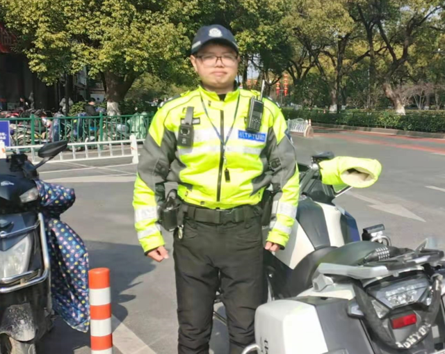 两个大男人街头上演“爱的抱抱”,咋回事?
