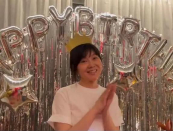 50岁闫妮庆生照曝光,面部浮肿身材发福,“少女感”身材全无