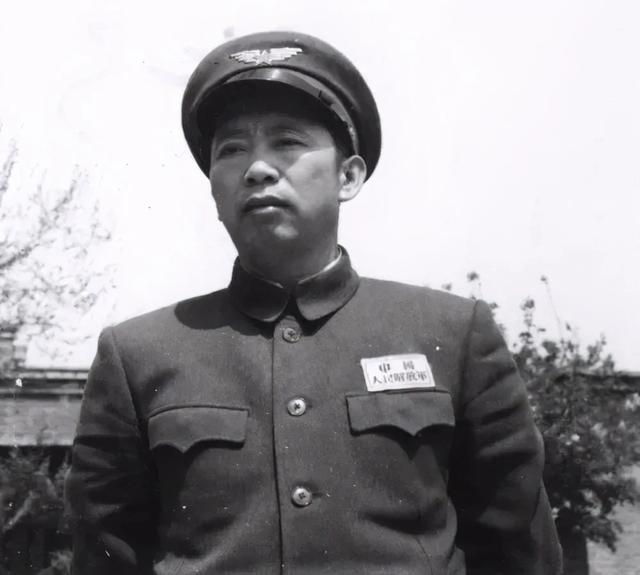 谭政发现刘亚楼的名字在自己前面,沉思过后说:以后别写我名字了