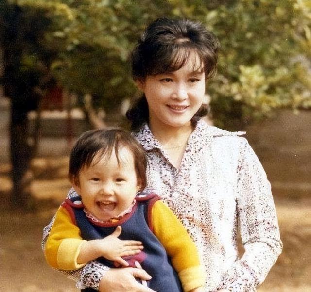 78岁李谷一,曾罕见晒与老公合照,两人相伴36年,女儿端庄漂亮