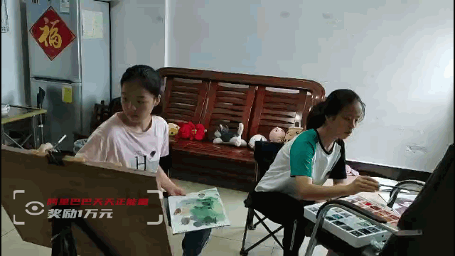 孪生姐妹考上大学,一家人为学费犯了愁:妈妈曾偷偷掉眼泪