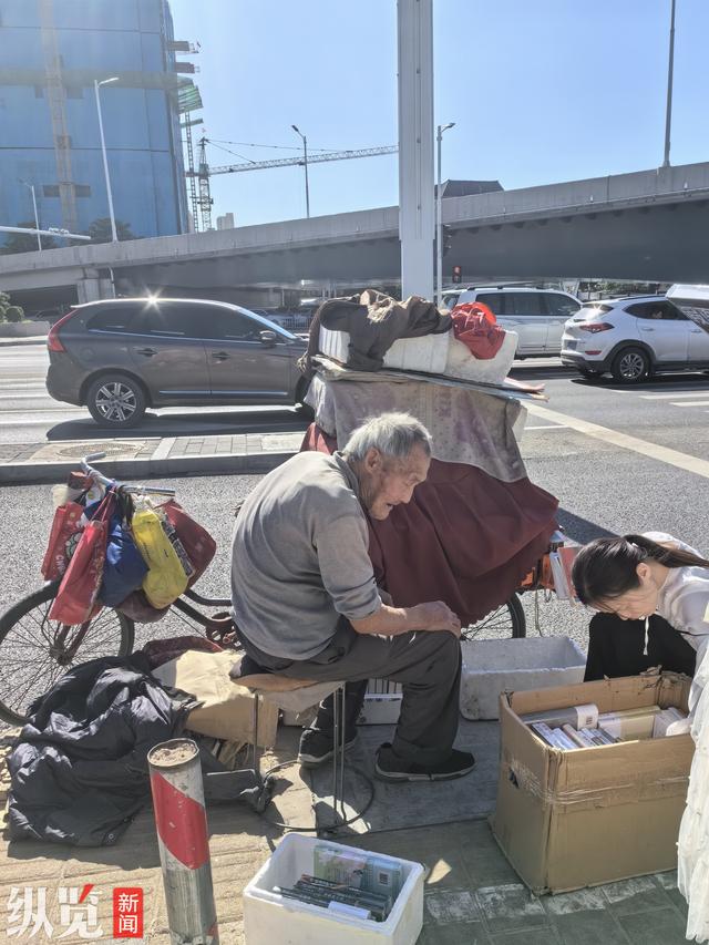 纵览原创|83岁安徽老人在石家庄地铁口摆摊卖书10年,不少网友专门兑换现金前去买书