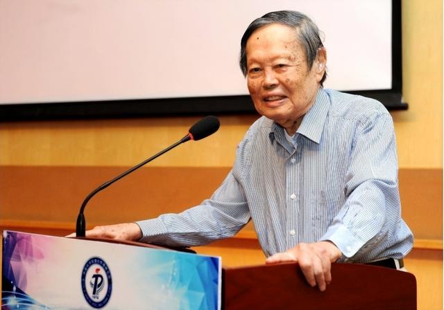 杨振宁的年薪有多高?翁帆不小心说漏嘴,大方承认对杨老有所图?