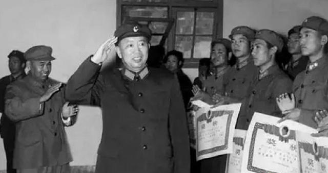 谭政发现刘亚楼的名字在自己前面,沉思过后说:以后别写我名字了