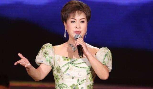 78岁李谷一,曾罕见晒与老公合照,两人相伴36年,女儿端庄漂亮