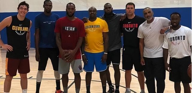 这不是P图 NBA球星的手就有这么夸张！奥尼尔喝水如喝口服液