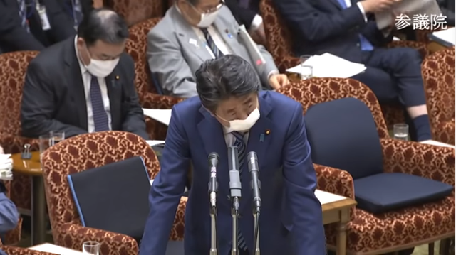被问新冠肺炎患者人数，“静止”1分10秒后安倍回答“呃......这上面没写（你的问题）”