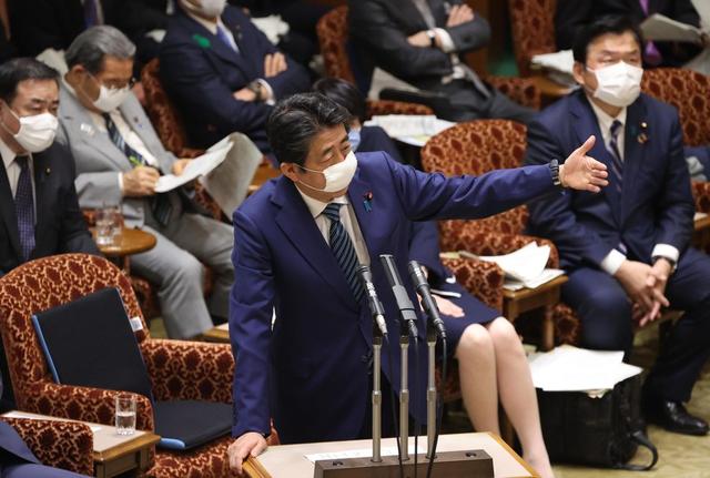 被问新冠肺炎患者人数，“静止”1分10秒后安倍回答“呃......这上面没写（你的问题）”