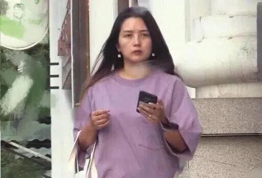 何洁二婚又传婚变,刁磊应酬后深夜不归家,神秘女子热情迎接