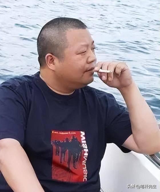 臧天朔的悲哀,生前向母亲跪地忏悔,死后妻子将80岁老母告上法庭