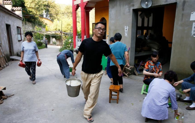 2013年,刘景崇弃百万年薪,与家人做最后话别,妻子:愿再无来世