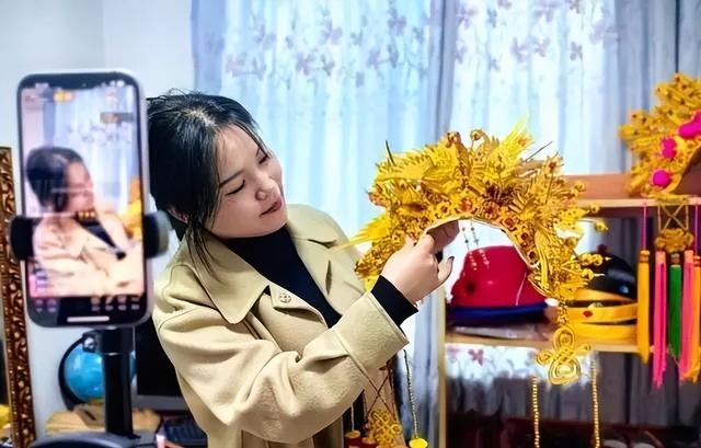90后山东宝妈直播做“寿衣模特”,网友在线为自己挑选:希望漂漂亮亮地跟世界告别