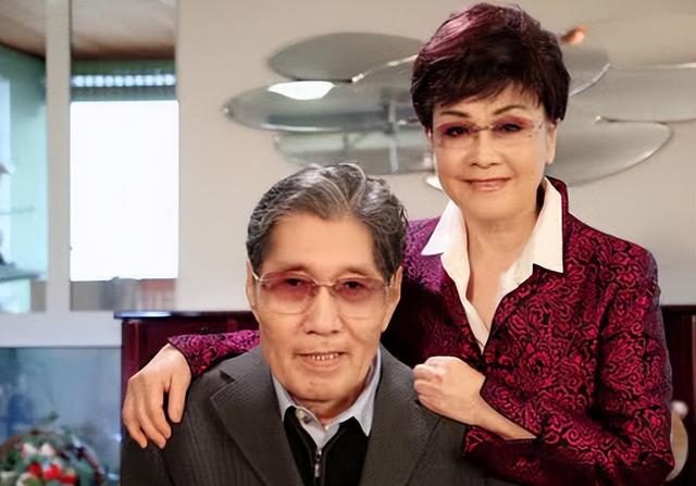 78岁李谷一,曾罕见晒与老公合照,两人相伴36年,女儿端庄漂亮