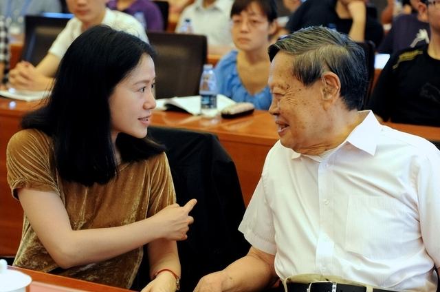 杨振宁的年薪有多高?翁帆不小心说漏嘴,大方承认对杨老有所图?